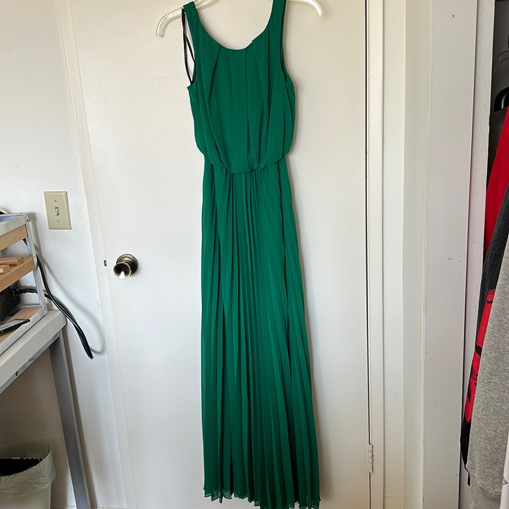 B.Darlin women’s maxi sleeveless pleated chiffon dress in green color. Size 1/2